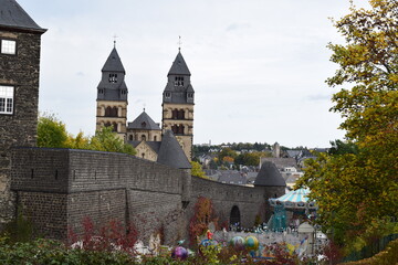 Wall Mural - Stadtmauer in MAyen während des Lukasmarkt