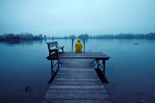 Eine Person Sitzt Einsam Auf Einem Bootssteg An Einem See Bei Düsterer Stimmung 