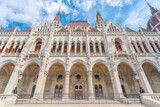 Fototapeta Fototapety z widokami - Budapeszt, budynek parlamentu nad rzeką Dunaj widziany za dnia. 
