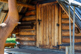 Fototapeta Miasto - Drzwi w drewnianym góralskim domku