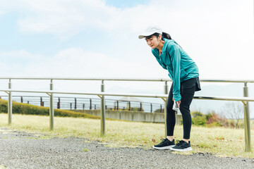 Poster - 運動中に呼吸困難・喘息・息切れで苦しくて困るスポーツウェアのアジア人女性
