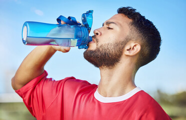 Canvas Print - Man, soccer and hydration drinking water for sports, health and energy in fitness outdoors. Athletic football player with drink for refreshing, thirsty and sustainability sport training or exercise