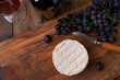 Camembert Käse mit Trauben und Weinglas