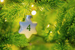 ein Weihnachtsstern mit einer Zahl (4) am Weihnachtsbaum