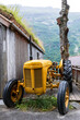 Żółty stary traktor z drewnianym domem