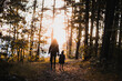 Mama i córka na spacerze o zachodzie słońca słonecznym lesie