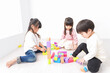 © maroke - ブロックで遊ぶ子どもたち