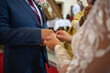 Panna Młoda zakłada pierścionek na palec. The bride puts the ring on her finger.