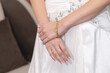 Detalle de anillos de boda en distintos fondos, novios intercambiando anillo, concepto de reportaje de bodas.