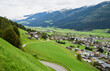 Alpenlandschaft mit Blick auf den Ort Uttendorf
