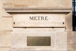 Mètre étalon officiel en marbre gravé, installé Place Vendôme à Paris pendant la révolution française pour introduire le système métrique en France