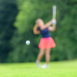 © ARochau - Golfspielerin in Unschärfe beim Schwung