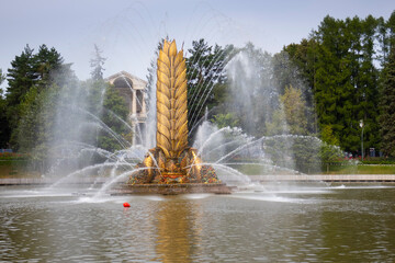 Wall Mural - VDNH, Kamensky Pond, view of the Golden Spike fountain and boat station, landmark