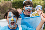 Fanáticos del equipo Argentino de futbol gritando el tanto y alentando. 