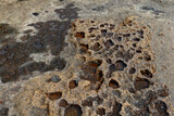 Fototapeta  - Zerodowana pod wpływem wody morskiej powierczhnia kamienistej plaży