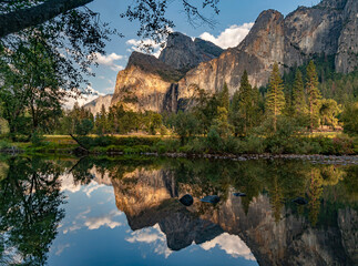 Wall Mural - 683-10 Cathedral Rocks  and Bridalveil Falls