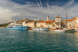 Zabytek Unesco. Miasto Trogir w Chorwacji. Widok na miasto Trogir. Wybrzeża Chorwacji. Niebieskie morze. Piękne wybrzeże. Góry i morze. Wakacje w Chorwacji. Chorwacja i morze. 