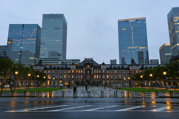 Wall Mural - 東京都 雨の日の東京駅丸の内駅舎 夕暮れ