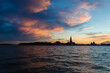 Un tramonto con le nuvole rosa sul bacino di San Marco a Venezia in una giornata autunnale
