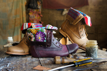 Taller artesanal de zapatos, botas y botines en talabartería con diseños de textiles típicos de Guatemala, en el municipio de Pastores, Antigua Guatemala.