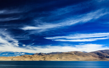Fototapete - Himalayan lake Tso Moriri lake in Himalayas, Ladakh, India