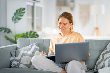 Canvas Print - woman using laptop