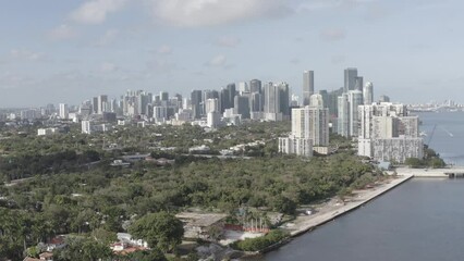 Canvas Print - Slow motion drone shot of the Miami city and the beach, Florida