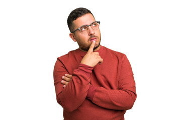 Young caucasian man isolated looking sideways with doubtful and skeptical expression.