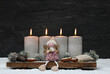 Fotoserie Adventsdekoration: Vierter Advent  vier brennende Kerzen mit Engel und Zimsternen im Schnee.