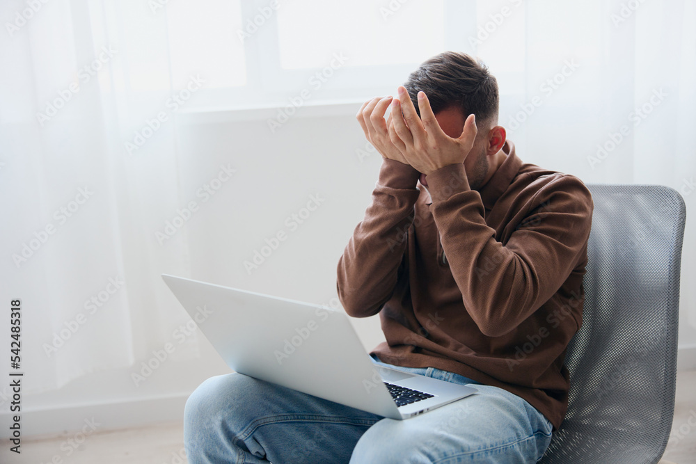 Foto Unexpected error on computer device concept. Crying suffering ...