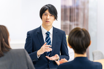 Aufkleber - 説明するビジネスマン