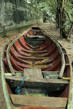 Wooden Boats In The Indonesian Area By Taking Pictures From Below And Seeing The Side Of The Wooden Boat