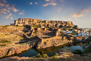 Fototapete - Famous indian tourist landmark and attraction of India - Mehrangarh Fort, Jodhpur, Rajasthan, India on sunset