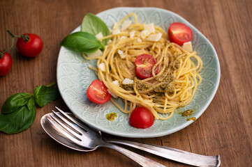 Wall Mural - Pasta Teller mit Pesto mini Tomaten Basilikum und Besteck