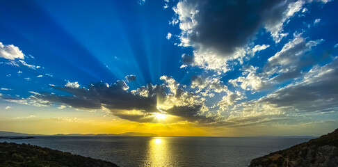 Canvas Print - sun rays through the clouds