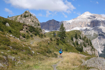 Wall Mural - Wanderer am Padonkamm, Blick zur Sella