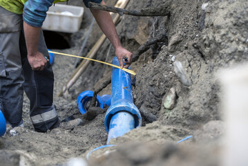 Workers install underground pipes for water, sewerage, electricity and fiber optics for the population of an urban center.