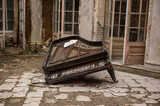 Stare porzucone pianino, w zapomnianym pałacyku.
