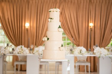 Sticker - White wedding cake with roses on table