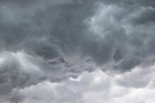 都会の秋の空・竜巻が発生しそうな嵐の雨雲が広がる空（東京都千代田区）