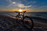 Fototapeta  - Rower na tle zachodu słońca nad morzem Bałtyckim 