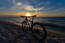 Rower Na Tle Zachodu Słońca Nad Morzem Bałtyckim 