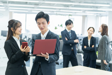 Sticker - 話をする若い日本人男女