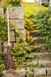© dsArt Stock - Ein Besen lehnt an einer Steintreppe im Garten