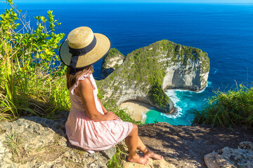 Canvas Print - Woman at Kelingking Beach in Nusa Penida