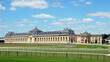 Les Grandes Ecuries, chef-d'oeuvre architectural du XVIIIe siècle, à proximité des pistes de l'hippodrome, domaine de Chantilly, Oise, France