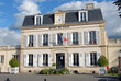 Hôtel de Ville, mairie de Chantilly, horloge et drapeau français, Oise, france