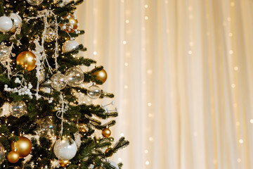 Wall Mural - Christmas tree in the room on the background of a garland bokeh.