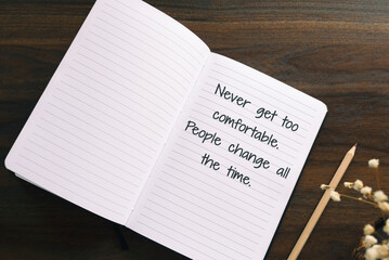 Wall Mural - Note pad with inspirational text - Never get too comfortable. People Change all the time.