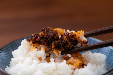 Wall Mural - 白ご飯に食べるラー油をのせて食べる